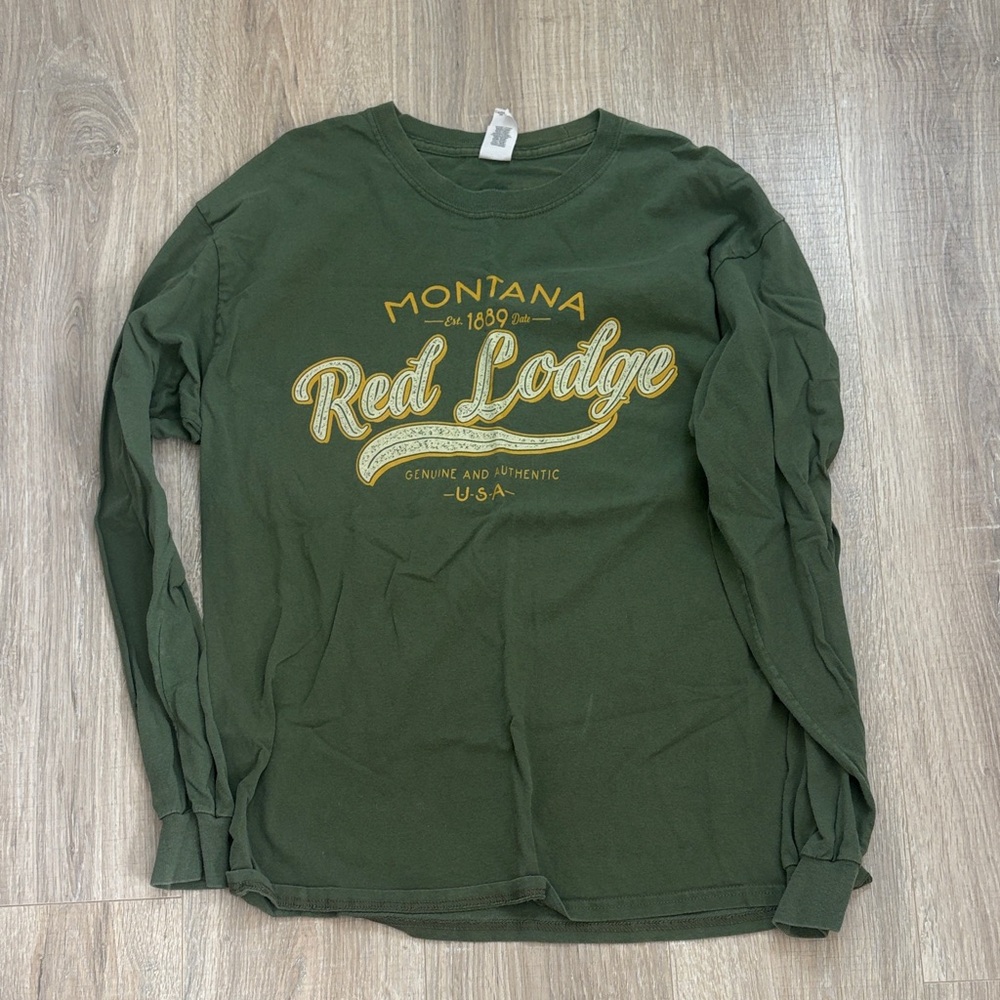 Gildan Olive Green Long Sleeve 'Red Lodge Montana' Graphic Tee